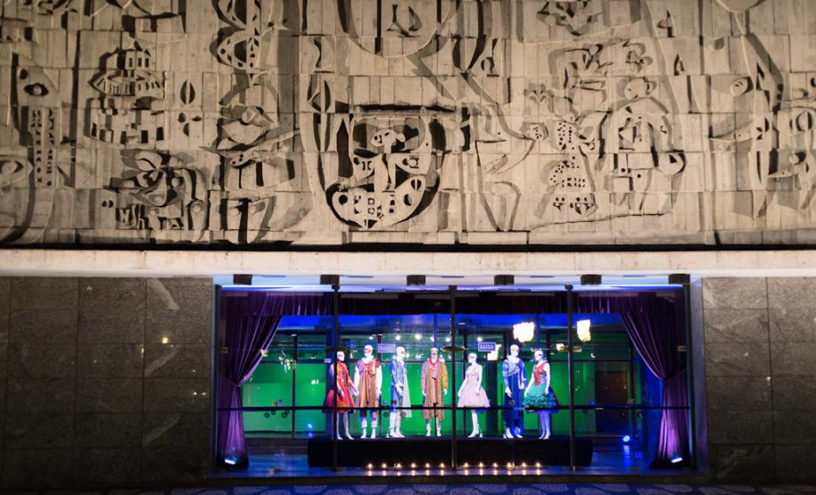 Exposição na fachada do Teatro Guaíra. Foto Maringas Maciel