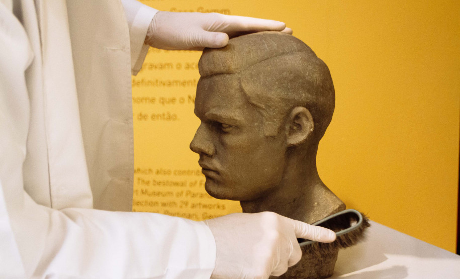 Trabalho de conservação das obras do MON segue intenso durante a quarentena. Foto Marcio Pimenta