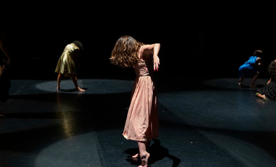 Bailarinas dançam no palco do Teatro Guaíra