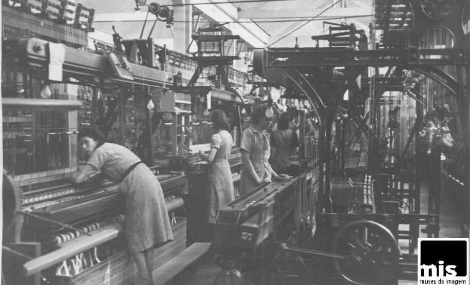 Operárias na fábrica de fitas Venske em Curitiba