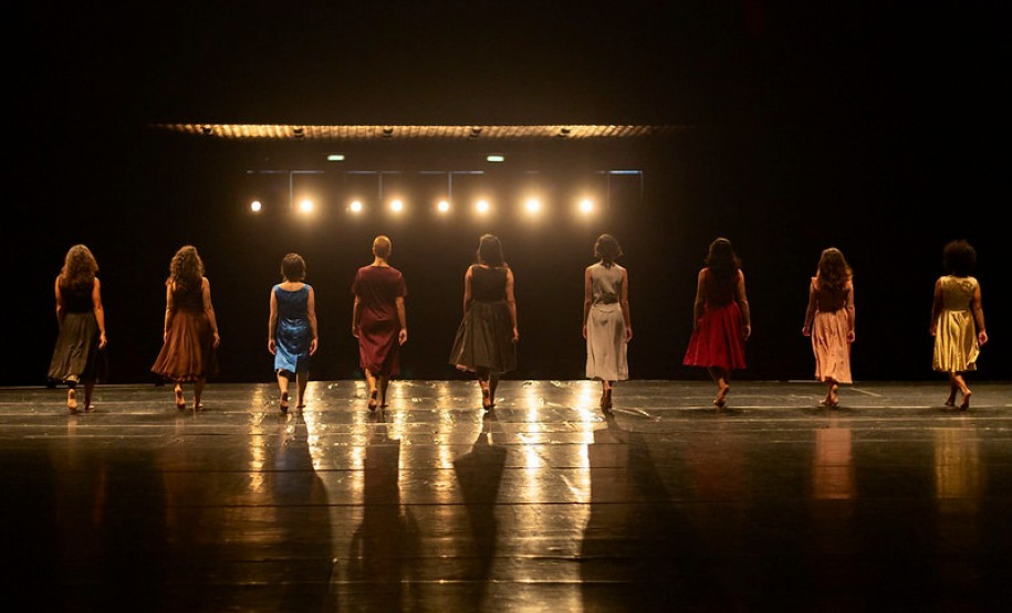Bailarinas se apresentam no palco do Teatro Guaíra
