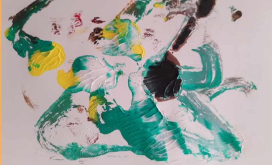 Tinta guache espalhada no papel