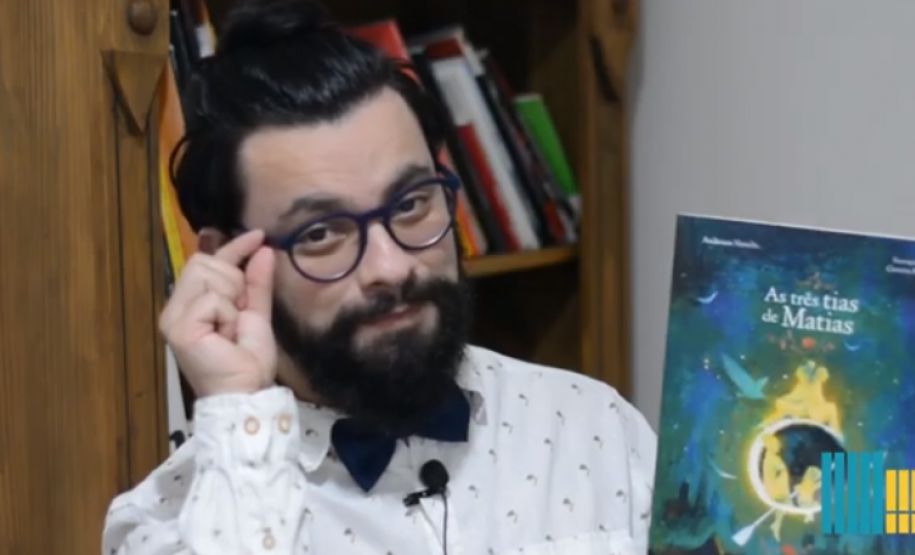 Homem segura capa de livro