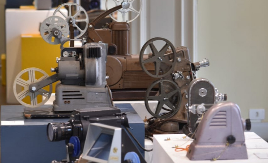 Projetores da exposição Ilhas da Imaginação do MIS