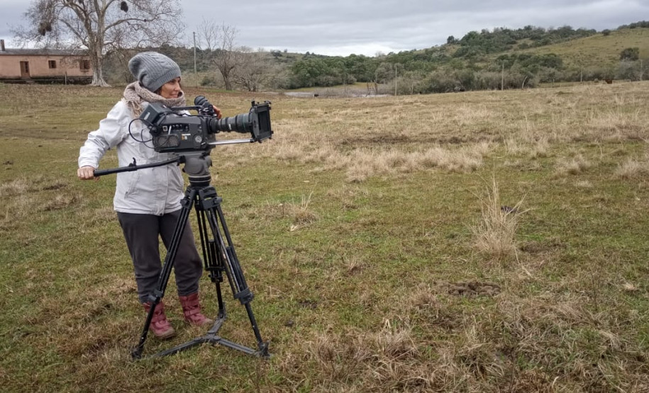 Marcia Paraiso com uma câmera sobre tripé