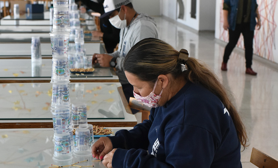 Colaboradores do MON interagem com as obras do Museu