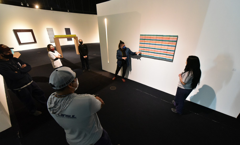 Colaboradores do MON interagem com as obras do Museu