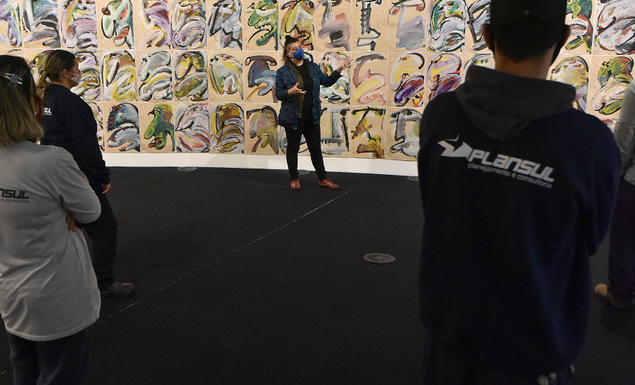 Colaboradores do MON interagem com as obras do Museu