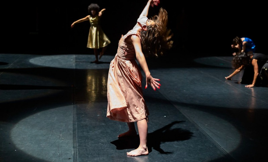 Espetáculo no palco do Teatro Guaíra