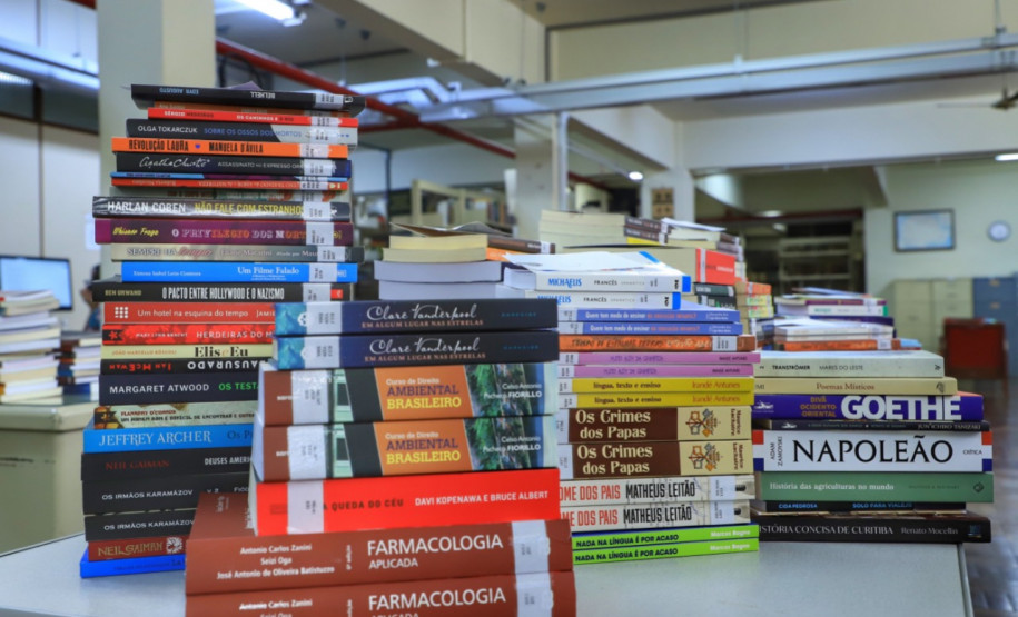 Pilha de livros dentro da Biblioteca Pública do Paraná