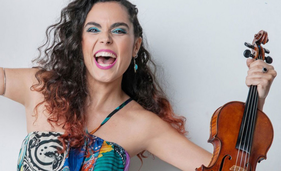 Foto de Carol Panesi em que a musicista segura um violino