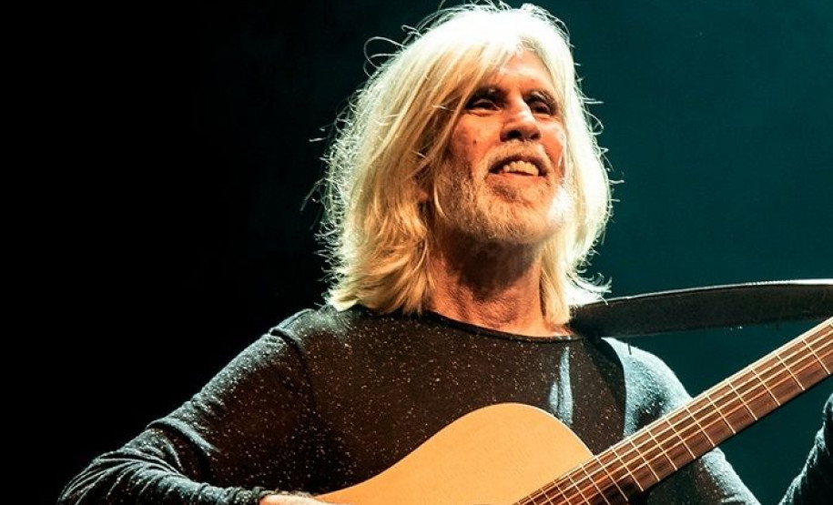 Oswaldo Montenegro toca violão