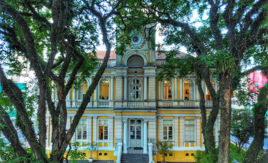 O antigo edifício do Gymnásio Paranaense, de 1904, abriga hoje a Superintendência da Cultura.