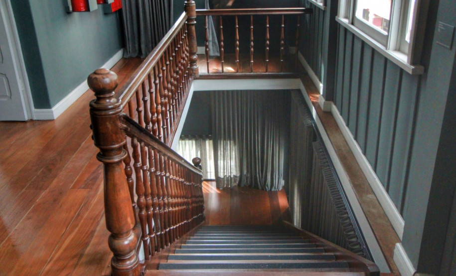 Detalhe de escada do prédio tombado do Museu Casa Alfredo Andersen.