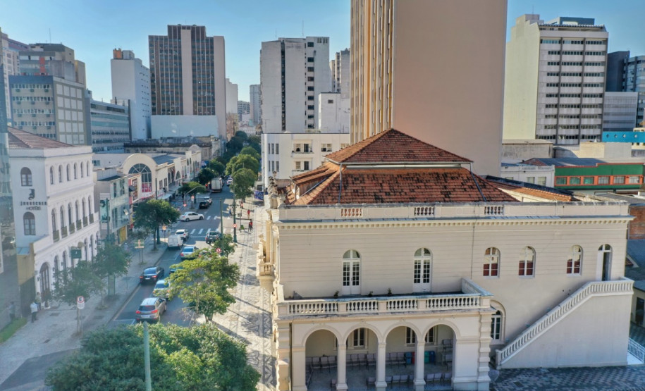 Vista lateral do antigo Palácio da Liberdade, casa atual do Museu de Imagem e do Som (MIS-PR), na Rua Barão do Rio Branco, Centro de Curitiba.