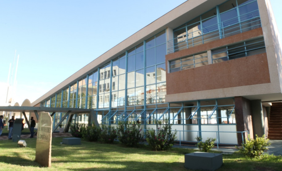 O prédio modernista do Museu de Artes de Londrina foi projetado por João Batista Vilanova Artigas.