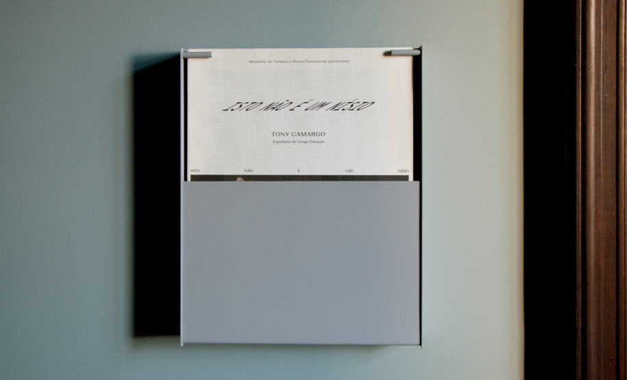 Imagem da exposição Isto Não é um Nísio de Tony Camargo