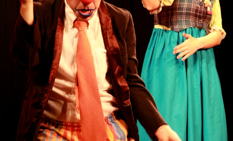 Artistas fazem performance em um picadeiro de circo