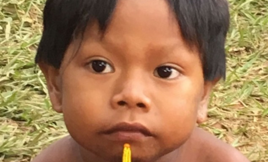 Close no rosto de criança Kayapó