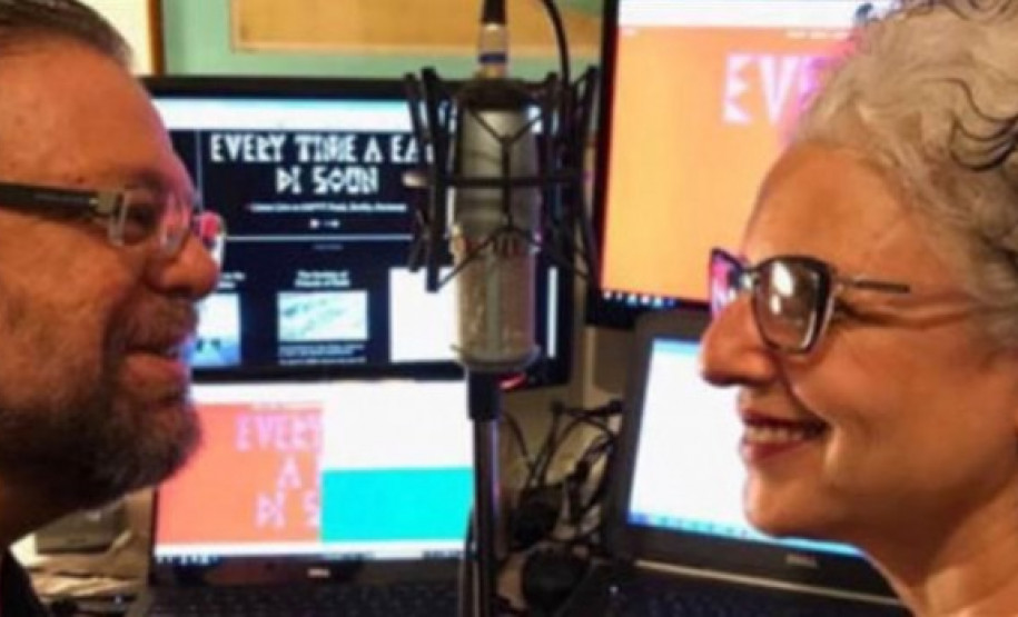 Janete e Mannis, frente a frente, de perfil