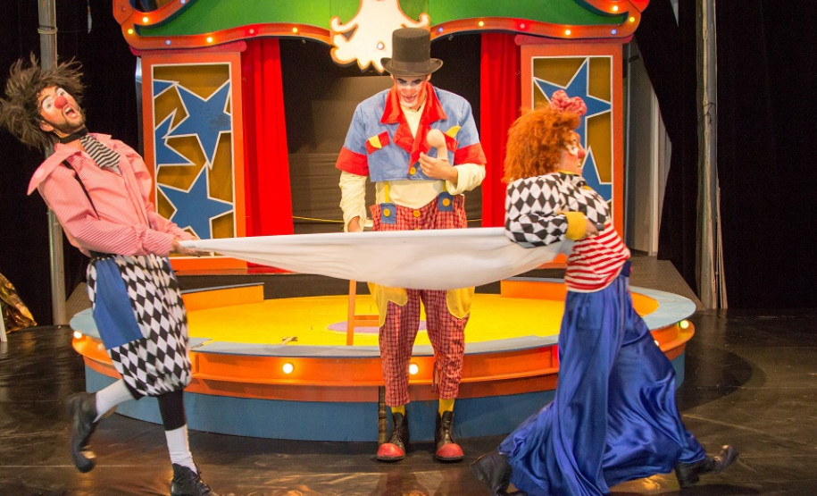 Artistas fazem performance em um picadeiro de circo