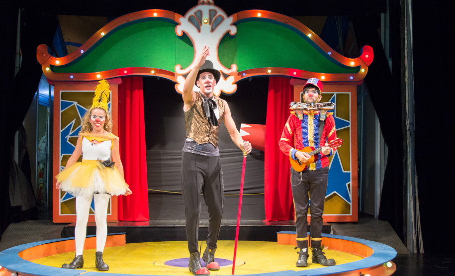 Artistas fazem performance em um picadeiro de circo