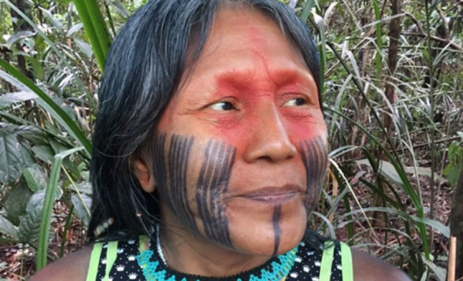 Close no rosto de índio Kayapo