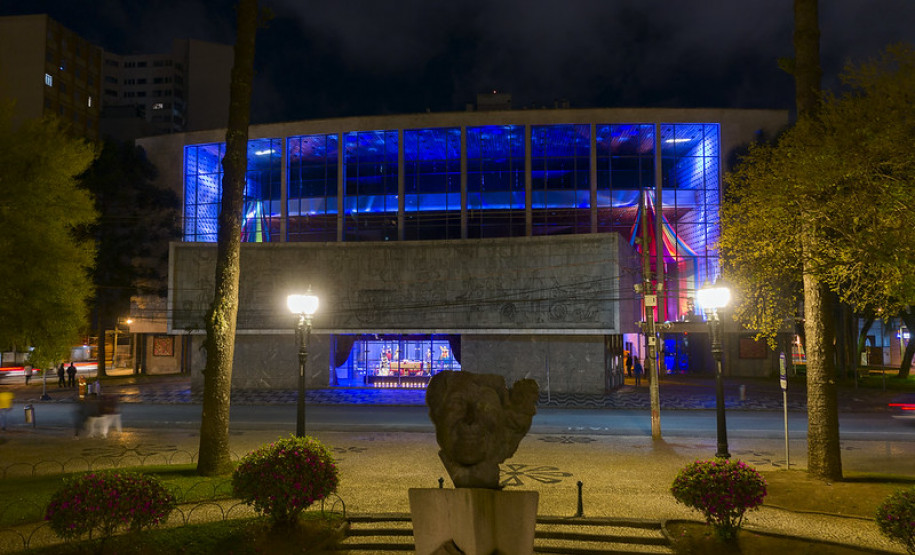 Exposição na fachada do MON