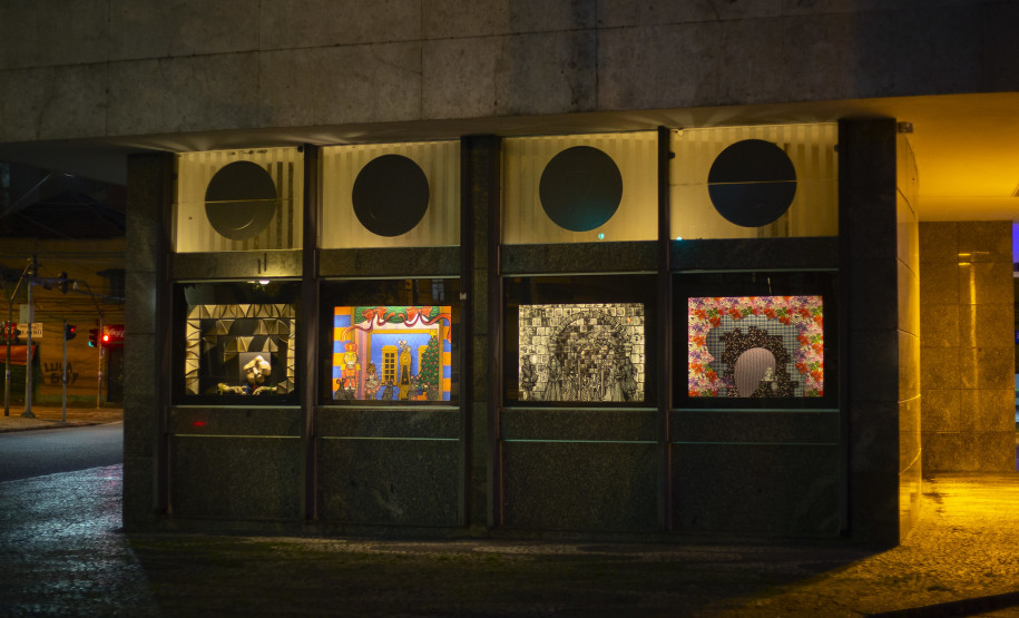 Exposição na fachada do MON