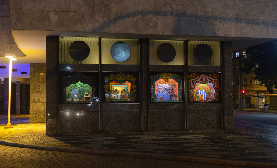 Exposição na fachada do MON