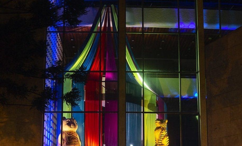 Exposição na fachada do MON