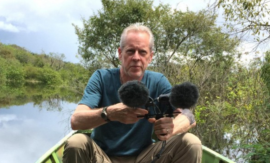 Foto de Robin Minard em um barco com equipamento de gravação