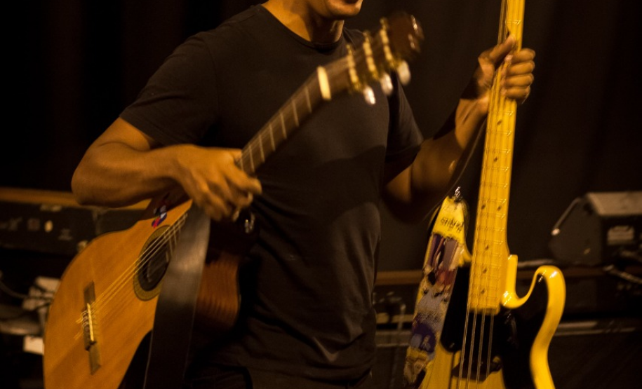 Roadie carrega guitarras em show