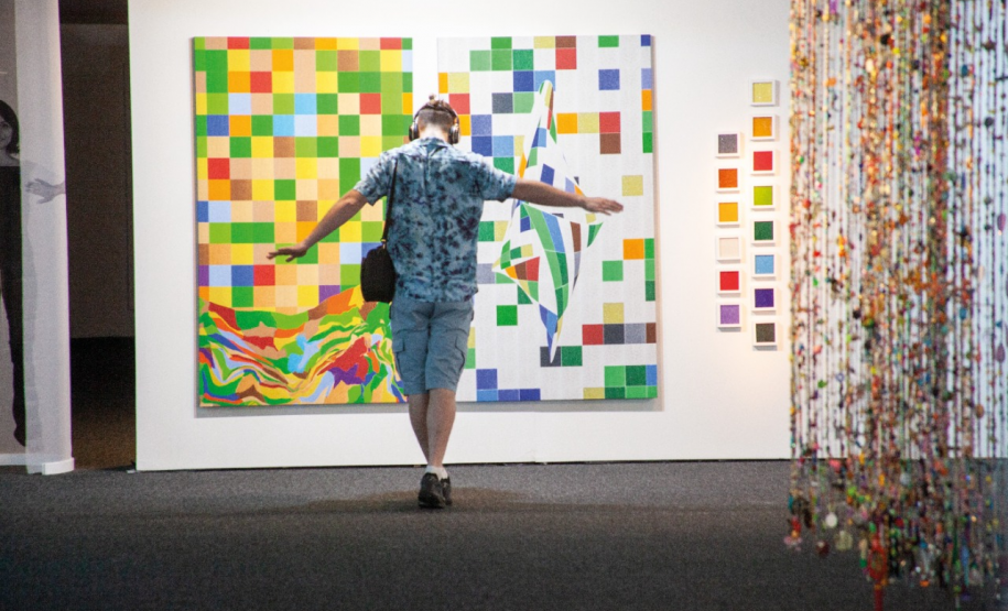 Público interage com obra do MON