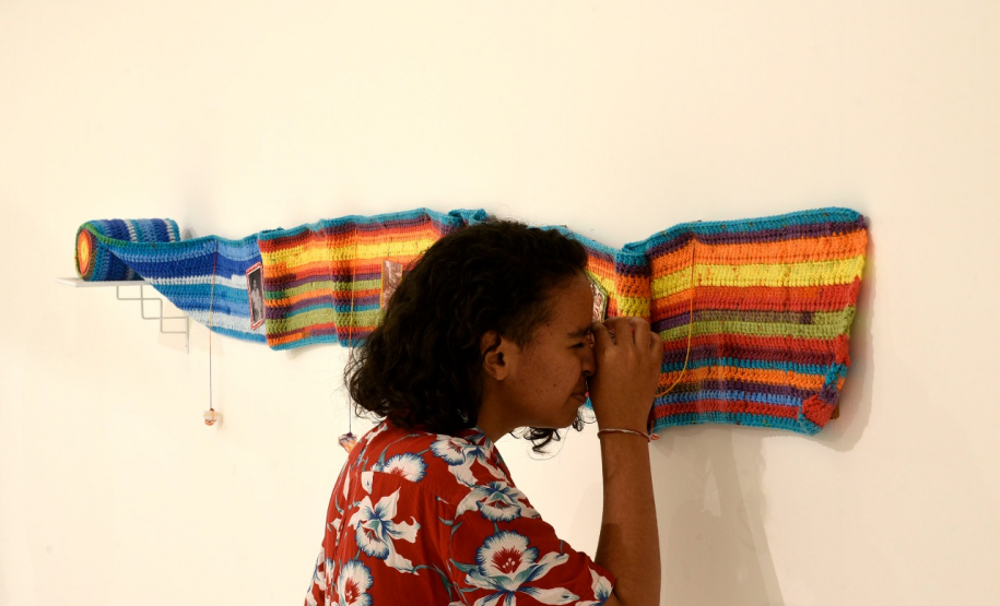 Público interage com obra do MON