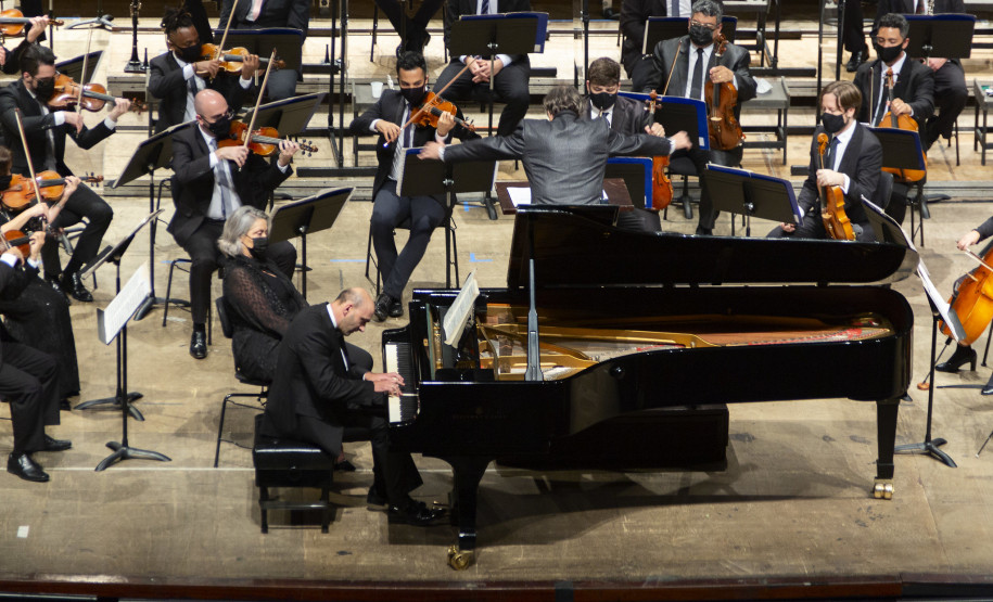 Orquestra Sinfônica do Paraná reencontra o público no grande auditório do Teatro Guaíra