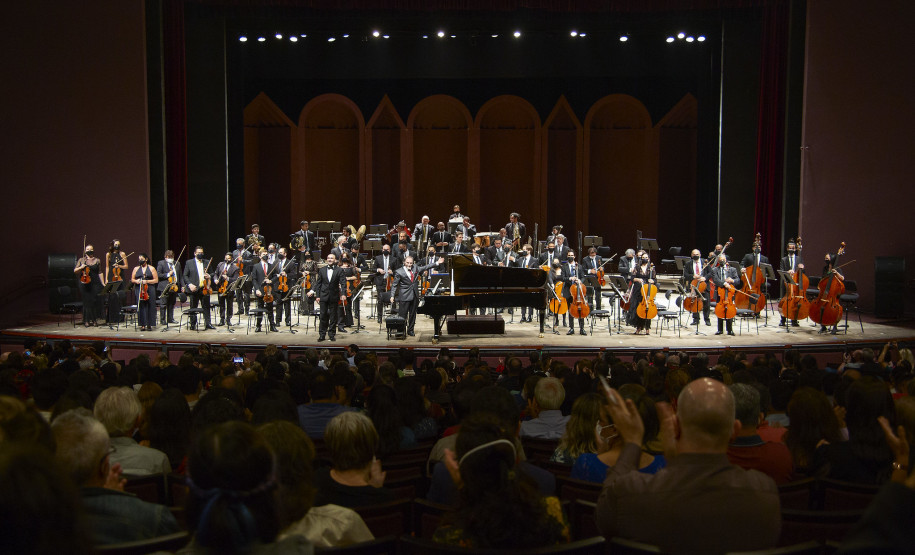 Orquestra Sinfônica do Paraná reencontra o público no grande auditório do Teatro Guaíra