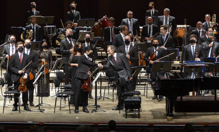 Orquestra Sinfônica do Paraná reencontra o público no grande auditório do Teatro Guaíra