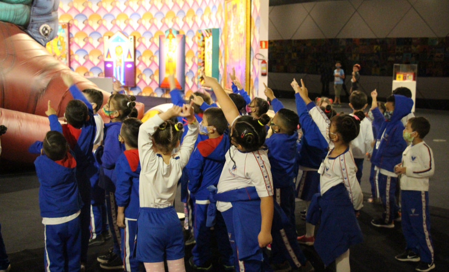 Crianças visitam o MON