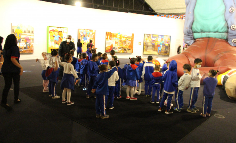 Crianças visitam o MON