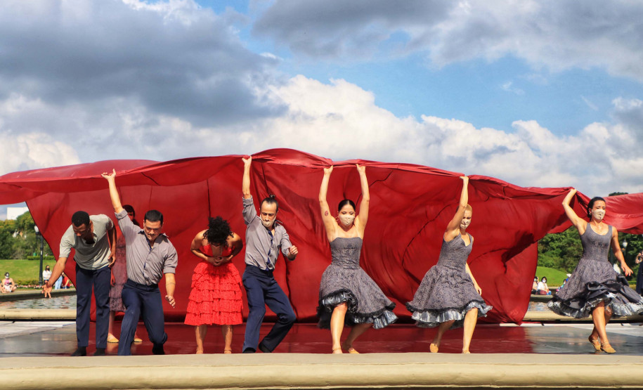 Balé do Teatro Guaíra dança Carmen no Parque Tanguá