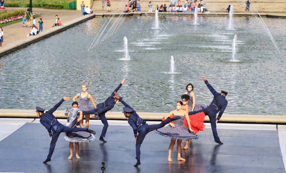 Balé do Teatro Guaíra dança Carmen no Parque Tanguá