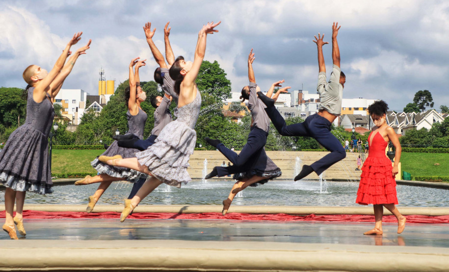Balé do Teatro Guaíra dança Carmen no Parque Tanguá