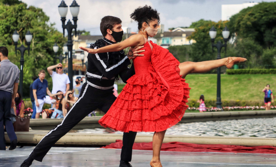 Balé do Teatro Guaíra dança Carmen no Parque Tanguá