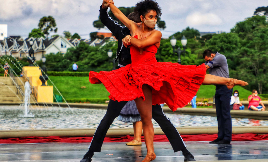 Balé do Teatro Guaíra dança Carmen no Parque Tanguá