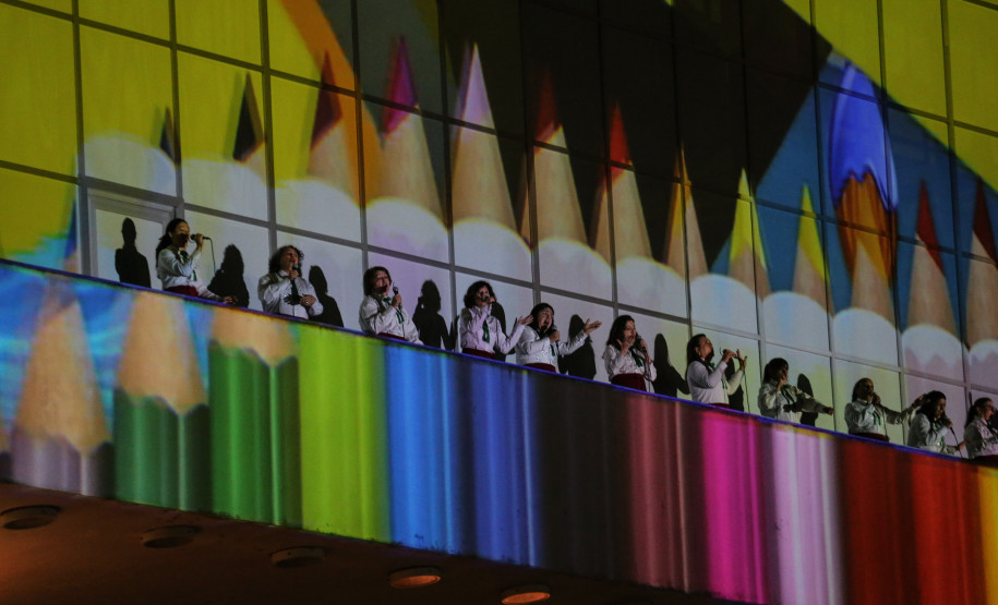 Coral na fachada do Palácio Iguaçu