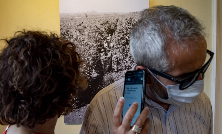 Deficiente visual interage com obra da exposição