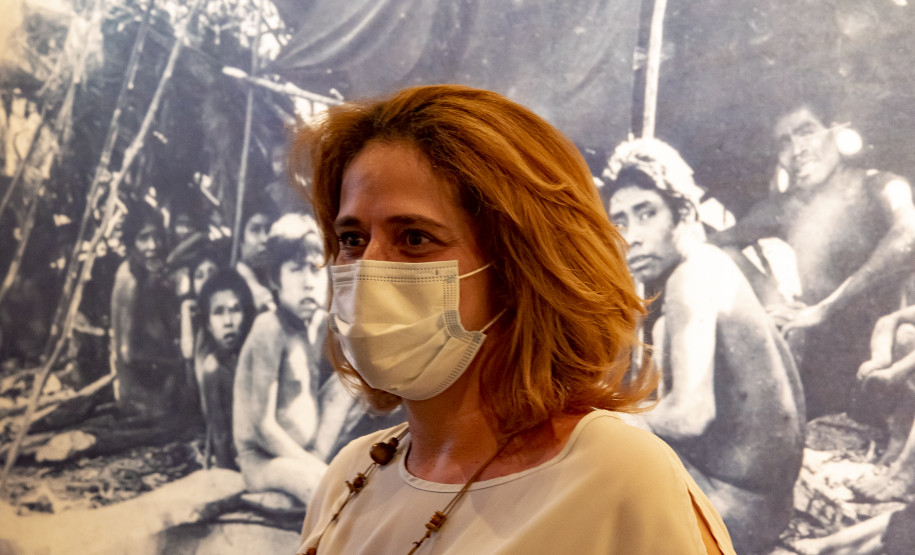 Mirele Camargo diante de obra