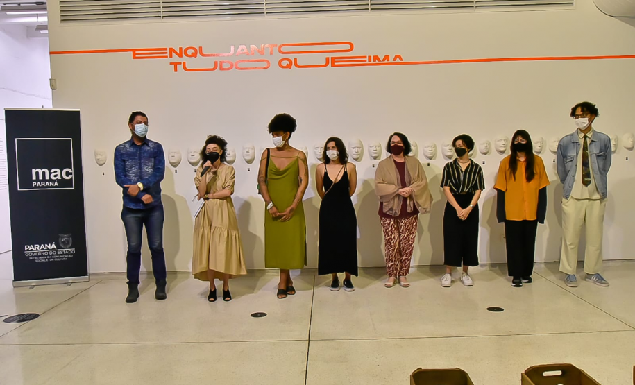 Equipe do MAC na exposição Enquanto Tudo Queima