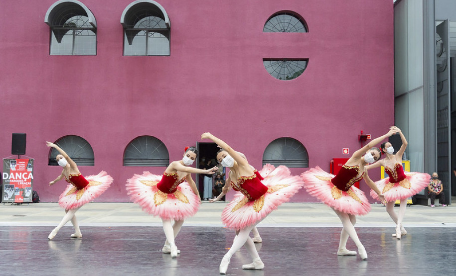 Apresentação das bailarinas da escola de dança do teatro guaíra